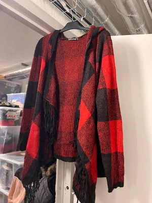 Poncho - Snygg poncho från New Yorker med luva 