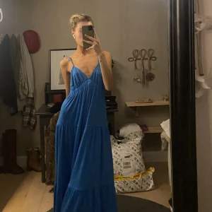 Klänning  - blå långklänning i så skönt material från bikbok. Går hela vägen ned på mig som är 161cm. Använd 1 gång 