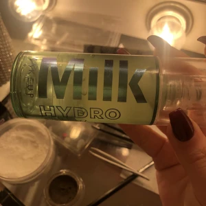Milk Primer Hydro Grip stor flaska - 45 ml Milk Primer Hydro Grip(stor flaska), säljes för kommer inte till användning. Har använt den minst 3 gånger. Värd 399kr säljer för 200