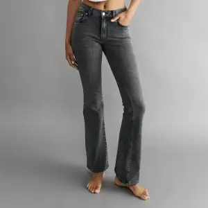 Så snygga lågmidjade bootcut jeans från Gina tricot i storlek 36💕 De är bra i längden på mig och jag är ca 165. Säljer då de inte kommit till användning, endast använt en gång. 