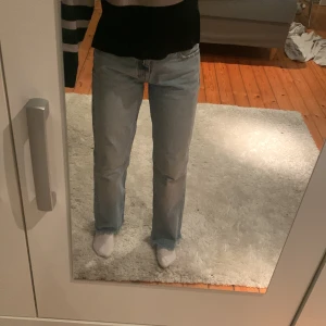Populära zara jeans - Köpte dom här på Plick men är lite förstora för mig i midjan  Så dom är bara endast provade 200 kr kan diskutera priset  200 kr kan diskuteras pris 
