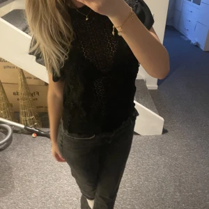 Zara T-shirt  - en mycket fin zara tröja som är lite genomskinlig i mitten som är en fin detalj. Mycket bra kvalitet!Ord 269 , säljer för 159kr