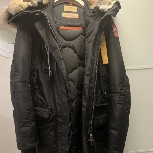 Välbevarad Parajumper masterpiece  - Fräsch och välbevarad Parajumper! Reservknappar och extra märken följer med samt tillhörande galge. Köpt på NK 2020! 