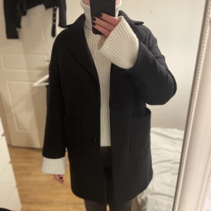 Kappa zara - Jättefin kappa från Zara, knappt använd. Storlek M men mer som S. 🥰