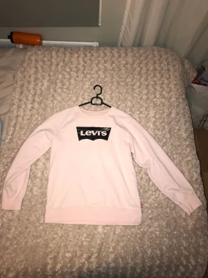 Rosa Levis sweatshirt  - Rosa Levis sweatshirt med svart logga. Inga fel men syns att den är använd. Storlek 164 men passar mig som har S.