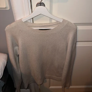 Beige stickad tröja vero moda - Säljer denna vita stickade tröjan från vero moda. Kan skicka fler bilder❤️ frakt tillkommer