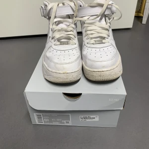 Nike Air Force 1 Mid (GS), strl 39 - Nike Air Force 1 Mid (GS) i storlek 39 (US 6,5), dam i ok använt skick. Hör av er om ni vill ha fler bilder 😊. 