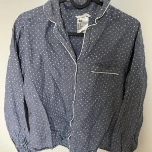 Söt pyjamas  - Söt pyjamas från H&M. Använd men har mycket kvar att ge. 
