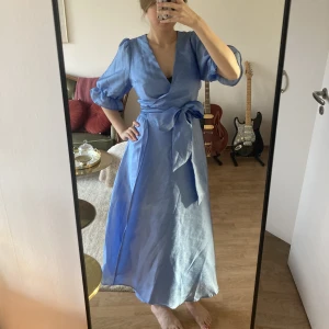 Gina Tricot finklänning, blå - Perfekt för finare tillställningar. Orginalpris 599 kr. Kan frakta och mötas, skickar fler bilder vid intresse.🍀