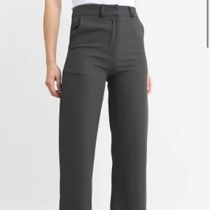 Gråa kostymbyxor  - Gråa kostymbyxor från madlady. Bra skick, inga defekter. Storlek 34, längd regular. Skriv privat vid intresse eller frågor!