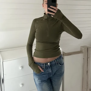 Weekday topp - Jättenajs topp från weekday! Den är väldigt strechig så passar de flesta storlekarna. Den har även tumhål. Frakt tillkommer. Betalning sker via swish!!!