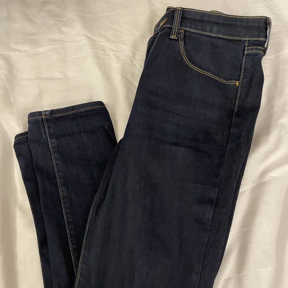 Superfina high rise skinny jenas från Levi’s, använda fåtal gånger☺️ är storlek 27 och det motsvarar 38 men skulle säga att det är en 36/S💕. Jeans & Byxor.