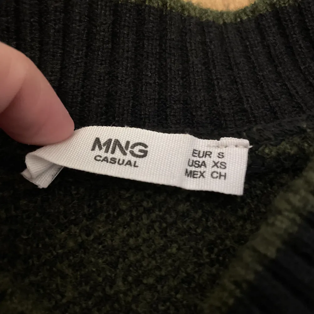 Super fin tröja köpt ca 2020, men aldrig använd endast prövad då den inte är min stil /: första bilden är hur den ser ut på modellen! köpt för ca 400kr. Stickat.