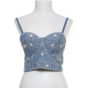 Unik topp / korsett!! - Extremt snygg korsett i jeanstyg!! Unik och kommer vara guld i sommar / till fest!! Banden går att ta av! 💙 Köpt på Sellpy men var tyvärr för liten i kuporna. ✨Har fryst och vädrat den så den är fräsch och redo för nästa ägare! 🥰