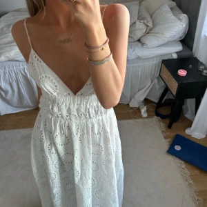 Zara långklänning  - Superfin långklänning ifrån zara köpt förra sommaren men kom aldrig till användning:/ prislappen är kvar! Den går nästan helt ner till marken på mig som är 162cm lång💕 köparen står för frakten som tillkommer 