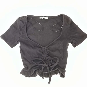 Zaratopp - Så fin topp från Zara som är perfekt till sommaren. Kommer tyvärr it till användning💞Säljer likadana i rosa och grön!