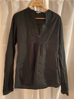 Skjorta med paljetter  - Fin skjorta från bikbok, använd fåtal gånger (fint skick). Paljetter på framsidan av den! Storleken är M