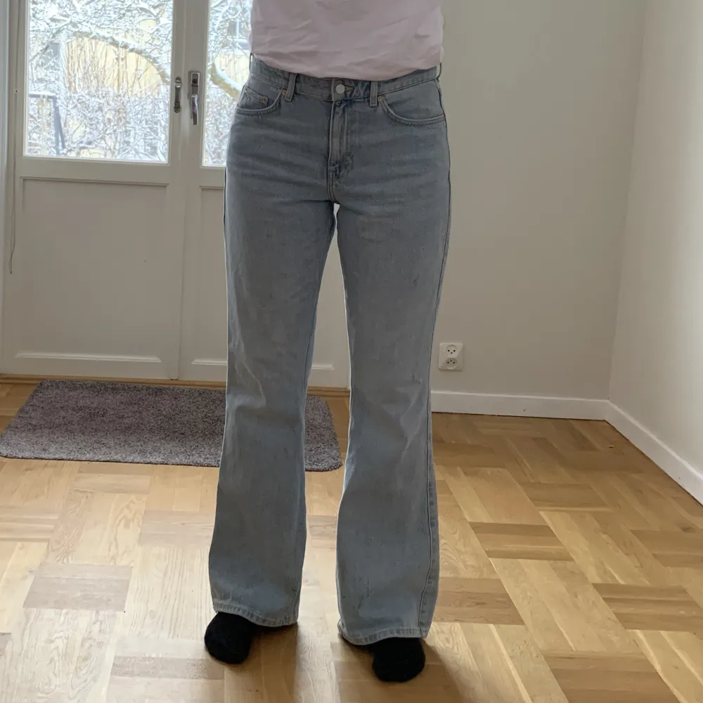 Weekday jeans: Sway Mid Bootcut Jeans i färgen lula blue storlek 30/34! Storleken är slutsåld på hemsidan, endast använda en gång. Pris: 100kr+frakt. Jeans & Byxor.
