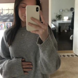 Grå stickad tröja - Intressekoll! Inte helt säker på att sälja denna då den används ibland. Vid bra affär kan den tänkas säljas. Den är från Nelly.com, storlek M🤍