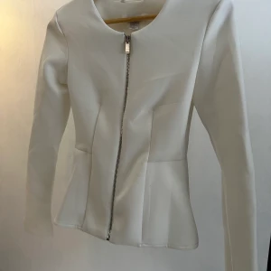 Kavaj topp - Oanvänd kavaj -liknande topp från Amisu Aldrig använd  Strl 34 💞