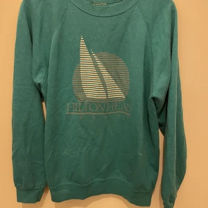 Sweatshirt Vintage  - Sweatshirt köpt vintage. Normal i passformen. Litet hål i ena ärmen (se bild). 