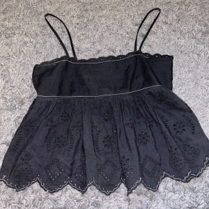 Zara topp - Jättesöt topp från Zara, denna har varit en stor favorit hos mig men känner nu att det behöver en ny ägare☺️ Knyte på baksidan så man kan reklera hur hårt den ska sitta💕