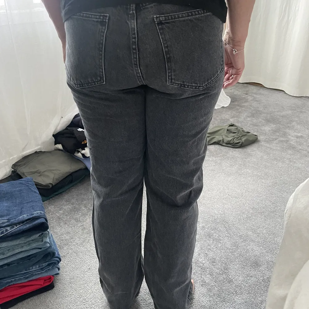 Gråa jeans från a-dsgn. Jätte snygga jeans som sitter jätte bra. Bara att höra av sig med funderingar eller bilder när jag har på mig dom. På bilderna har min mamma på sig dom😀. Jeans & Byxor.