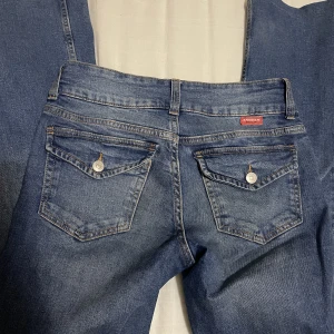 HM low waist jeans - Populära jeans från HM! De är uppsydda och passar i längden till någon som är 150-160 cm. Inget fel på de, säljer bara för att de inte är min storlek längre. Storlek 36 och passade mig när jag bar S/M i jeansstorlek. 