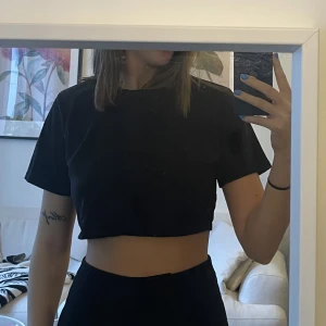 Croppad tisha  - Snygg croppad tisha från NAKD 