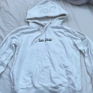 Lee jeans Hoodie - Vit Lee Jeans hoodie med svart text på bröstkorgen. Storlek xs. Säljs för den blivit för liten. Ganska använd. Original pris 400.
