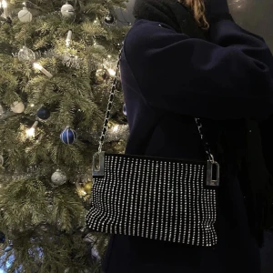 Axelväska  - Säljer nu vidare min supersöta zadig liknande väska köpt här på PLICK !💕 köpte för 200 kr så säljer vidare för samma pris ❤️ INGA DEFEKTER❣️perfekta festväskan!!!