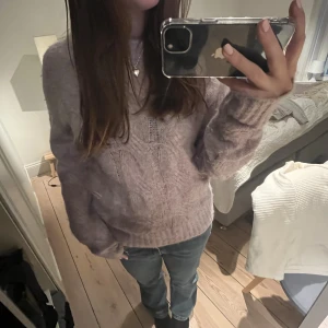 Stickad tröja  - Superfin stickad tröja i ljuslila med snygga detaljer💞