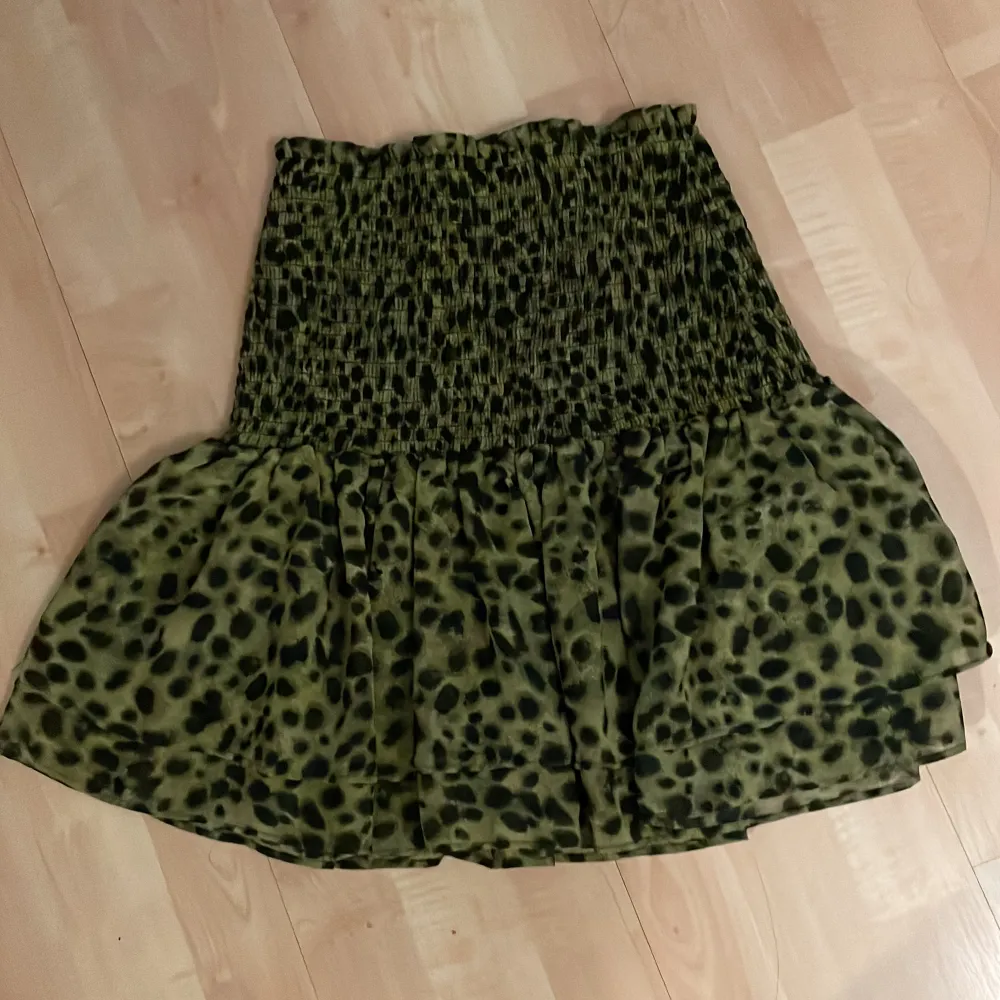 En fin mönstrad i svart och grön kjol från H&M. Fint skick i storlek XS.  Köparen står för frakt💫. Kjolar.