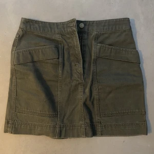 Jeanskjol grunge y2k - Från Anna Glover x HM. En 38 men skulle säga att den är liten i storleken så 36-38. Mycket fint skick.