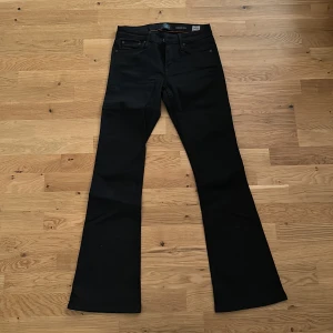 Bootcut jeans - Svarta bootcut från crocker. Väldigt sparsamt använda. Längd 31. Hund finns i hemmet 