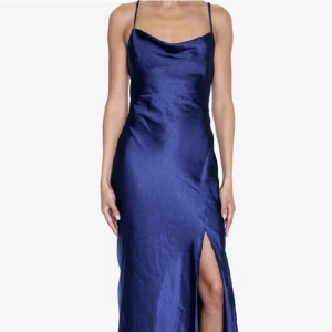 Balklänning  - En balklänning som jag har haft på mig en gång under min bal. Den är fräsch och snygg. Priset kan diskuteras vid snabb affär.