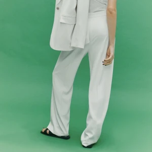 Visa byxor - Vita vida byxor som är slutsålda. Storlek 34, men passar mig som brukar ha 36. 96 % polyester & 4 % elastan. Använda 2 ggr, inget att anmärka på.