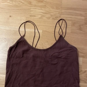 Gulligt ribbat linne - Gulligt brunt ribbat linne från Zara! Använt mycket få gånger, i bra skick. Storlek M-L!