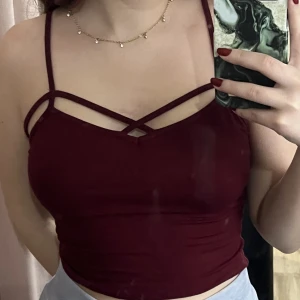 Vinrött linne - Tyvärr finns ingen lapp kvar och då jag själv fick den begagnat vet jag inte vart den är ifrån eller vilken storlek det är. Jag själv är dock storlek xs/s och skulle säga att den passar mig bra🥰 Aldrig använd!