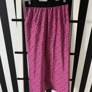 Rosa Leo kjol - Storl Medium  Pris 150kr Frakt tillkommer 