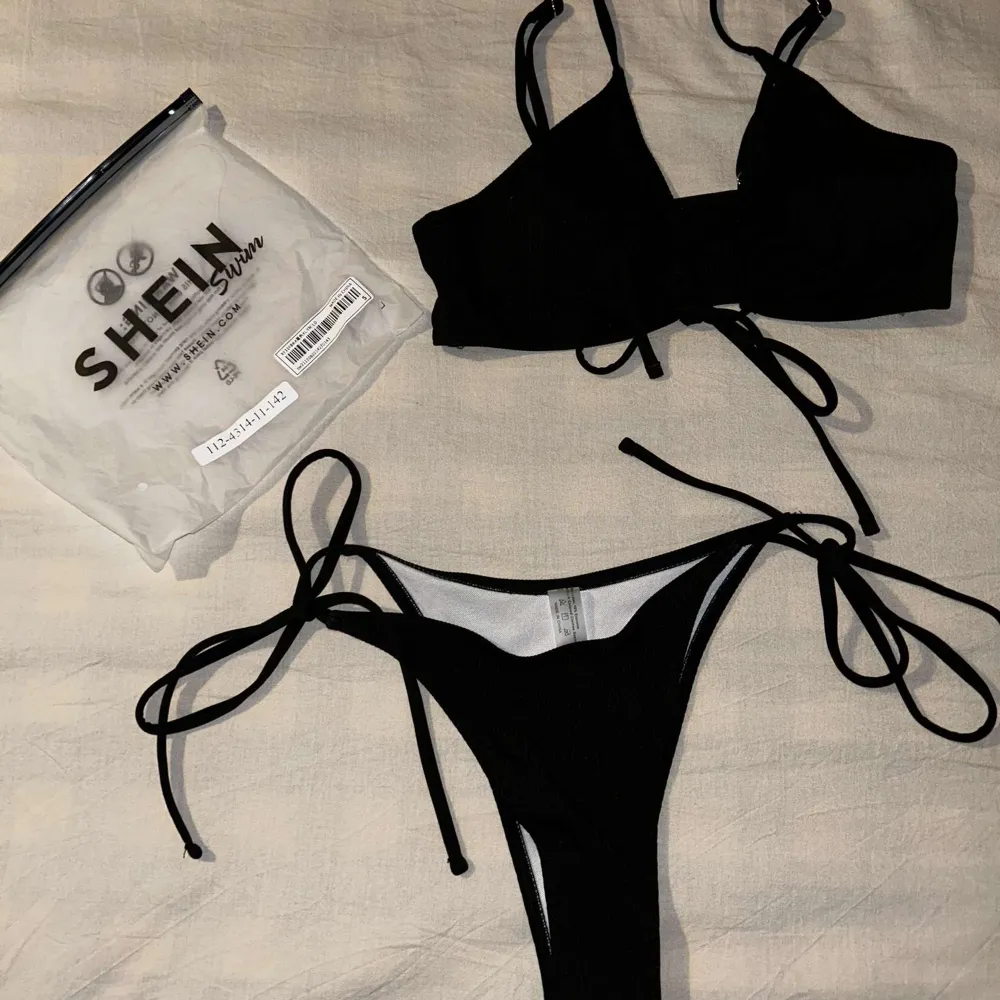 svart bikini från shein i storlek S, aldig använd, knyts på framsidan av bikiniöverdelen💕. Övrigt.