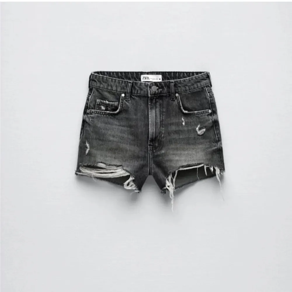 Helt nya shorts ifrån Zara som jag köpte i somras, dom är endast testade!💞nypris 359kr. Shorts.