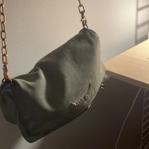 Supersnygg Zadig väska! ⚡️ - Intressekoll på min supersnygga  Zadig voltaire väska som är köpt här på Plick! 💕 Säljer då jag inte använder lika mycket. Orginalpris är runt 3500 kr och jag säljer billigare då den är lite sliten men syns inte 💕 Säljer vid bra bud! Skriv vid intresse! 💕