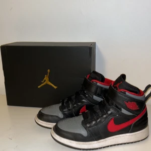 Nike Jordan  - Säljer nu mina snygg Nike Jordan high flyease. Bekvämaste skorna jag nånsin haft på mig, älskar dom! Köpta i butik på Emporia i Malmö, Äkta! Fint skick, inga repor eller skador alls! Kartongen ingår.  Kan mötas upp Kan frakta Storlek 37,5