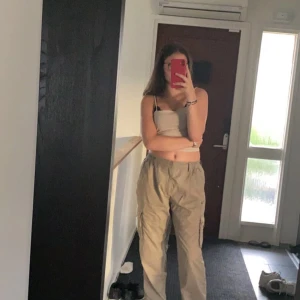 Cargos  - Puffiga cargobyxor, använda två gånger och i nyskick. Det finns snören innanför för att passa de till midjan. Passar precis över hällen på mig som är 167cm