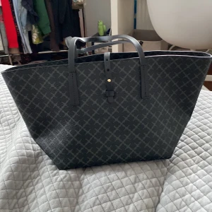 Malene Birger väska  - Säljer superfin Malene Birger väska jag köpt på plick då jag tycker den är för liten. Superfin i svartgrå färg med brunt inuti.