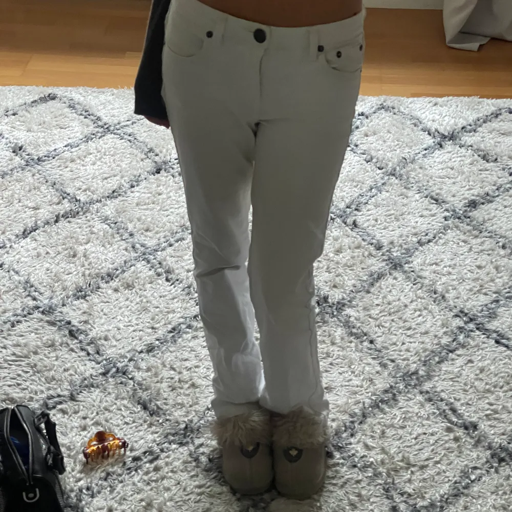 Super fina vita lågmidjade jeans! Köpta på Plick för nåt år sen men aldrog använda typ, av mig. Jag är 167 typ och brukar ha 34/36. Frakt tillkommer!💖. Jeans & Byxor.