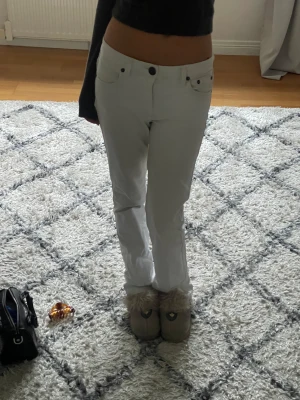 Lågmidjade jeans - Super fina vita lågmidjade jeans! Köpta på Plick för nåt år sen men aldrog använda typ, av mig. Jag är 167 typ och brukar ha 34/36. Frakt tillkommer!💖