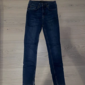 Zara Jeans 36 - Stretchiga högmidjade jeans med slits. Sitter superfint på och är bekväma. Passar någon som är 166cm eller kortare. Använd 1-2gånger(nyskick). Pris kan diskuteras😊