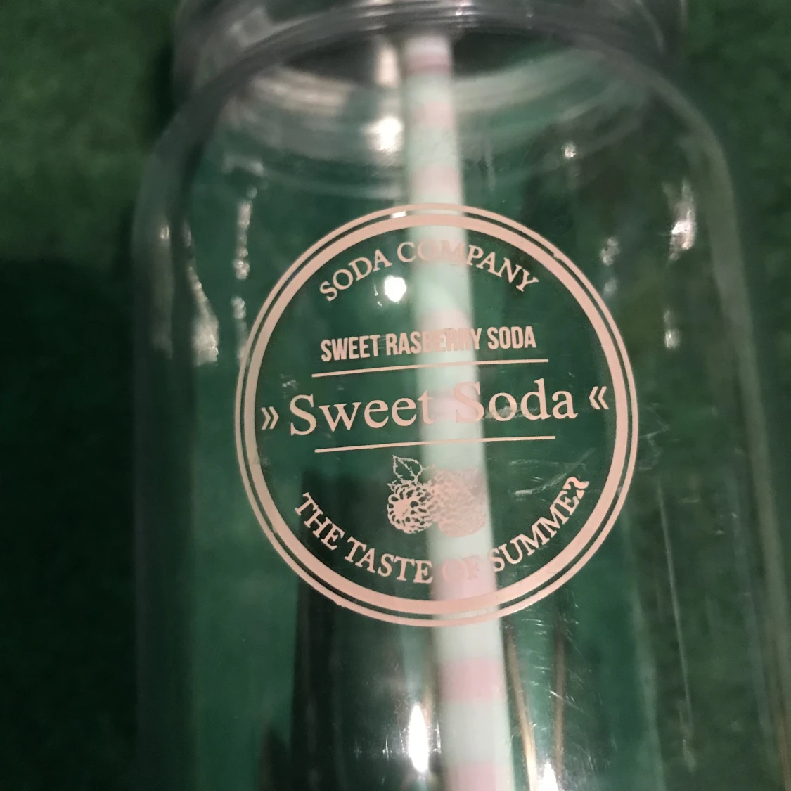 Söt kopp med sugrör